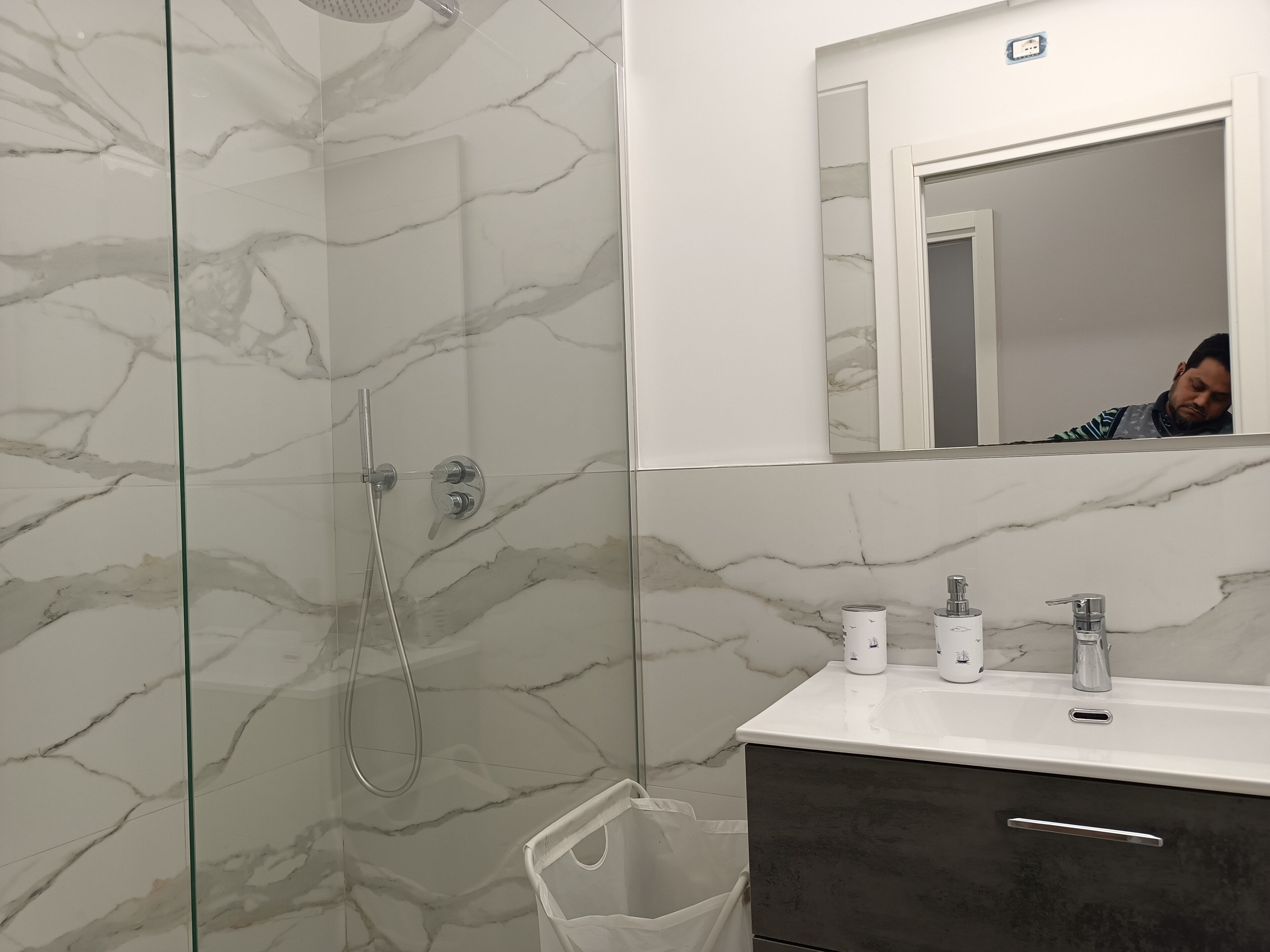 Bruser, hårtørrer, bidet, håndklæder