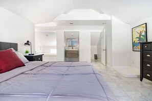 2 bedrooms, desk, iron/ironing board, WiFi