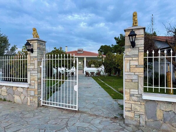 House, 3 Bedrooms, Fireplace, Ocean View | Property grounds - Sunrise Beach Front Villa (Nea Propontida)