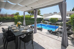 A rooftop terrace with a pool, dining table set with plates and glasses, and outdoor furniture. - Villa for 8 people near the beach (Banjole)