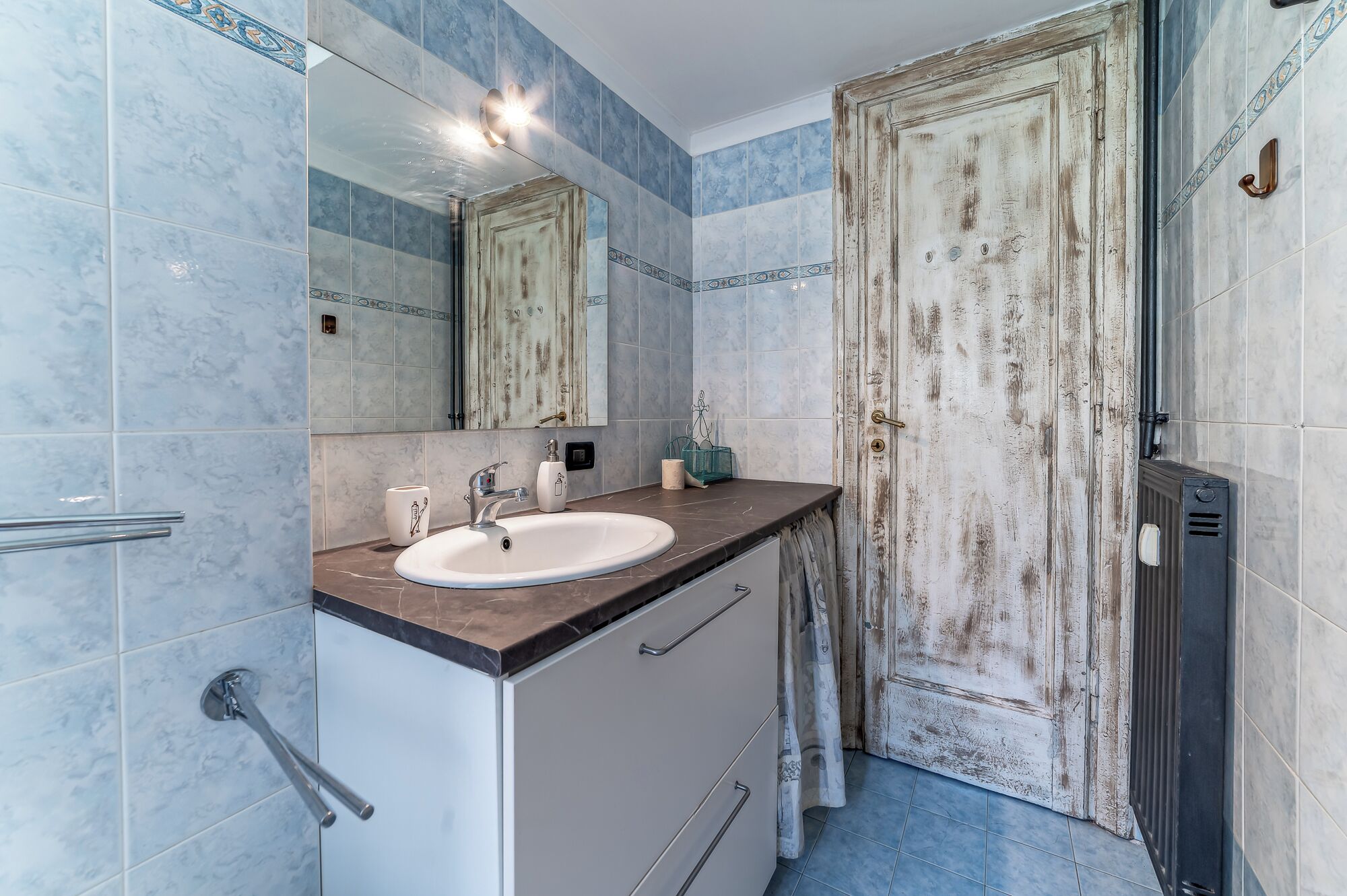 Deluxe Apartment, Courtyard View | Bathroom | Shower, free toiletries, hair dryer, bidet