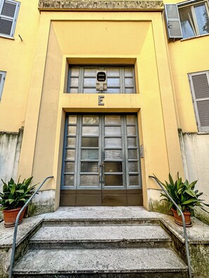 Exterior detail - Claudio Flat - Metro Re di Roma (Rome)