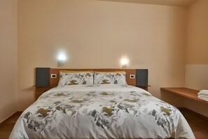 Room - Vrbo Property (Bedero)