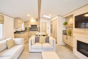 TV, offices - Host & Stay | Jasmine Lodge (Pocklington)