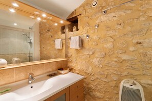 Shower, hair dryer, towels - Gîte L'authentic: Vacation Home with Shared Terrace, Wi-Fi & Air Conditioning (Puisseguin)
