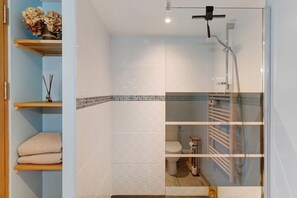 Douche, sèche-cheveux, serviettes fournies
