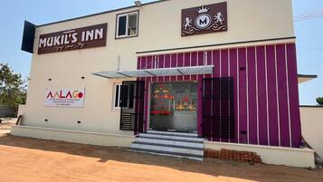 Vista frontal de la propiedad