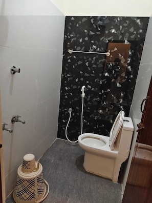Chambre Deluxe double, vue sur la ville | Salle de bain | Bidet