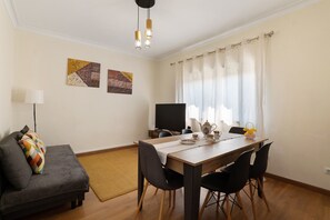 Dining - VitóriaHouse – Your Cozy Retreat in Gaia (Vila Nova de Gaia)