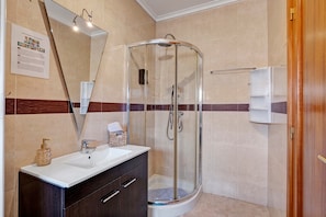 Dusche, Haartrockner, Handtücher