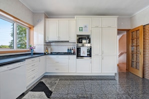Fridge, microwave, oven, stovetop - Archer's House – Olival's Treasure: Spacious Family Villa with Pool and Garden (Olival)