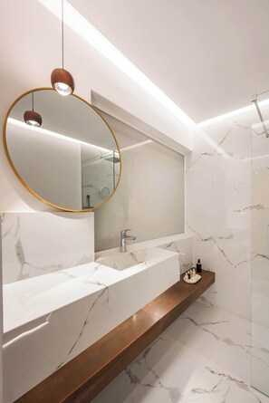 Shower, hair dryer, towels, shampoo - Encore Living Residence - Athens Theater District (Athina)