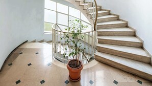Eine Wendeltreppe mit einem Blumentopf unten.