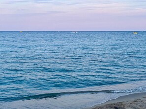A beach with calm waters, a sandy shore, and distant boats. - Casa Solemare Strongoli (Tronca)