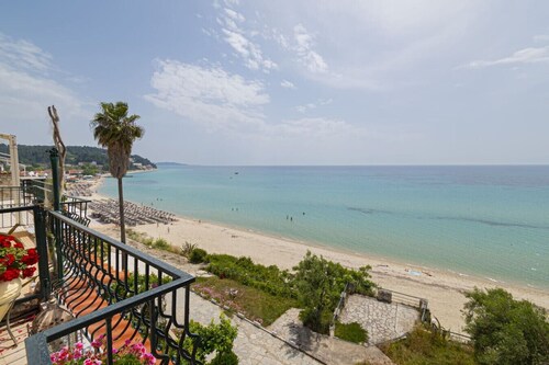 Poseidon Seafront Apartment by RentalsPro