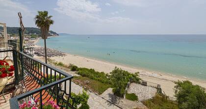 Poseidon Seafront Apartment by RentalsPro