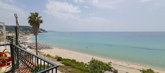 Poseidon Seafront Apartment by RentalsPro