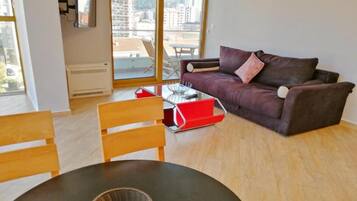 Apartamento básico, sacada, vista para a cidade | Área de estar