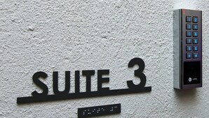 A sign indicating 'SUITE 3' with a keypad on the wall. - Local Suite 3 - Nea Moudania (Nea Moudania)