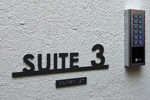 A sign indicating 'SUITE 3' with a keypad on the wall. - Local Suite 3 - Nea Moudania (Nea Moudania)