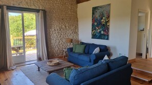 Televisión, reproductor de DVD, futbolito y tenis de mesa 
