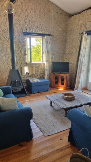 TV, DVD player, table football, ping pong - This delightful two bedroom cottage offers accommodation for up to four people. (Salles-Lavalette)
