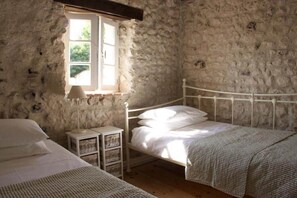 5 bedrooms, iron/ironing board, WiFi, bed sheets - Les Chauvins ensemble (Salles-Lavalette)