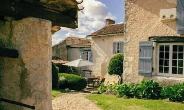Exterior - This delightful three bedroom cottage offers accommodation for up to six people. (Salles-Lavalette)