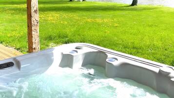 Tina de hidromasaje al aire libre