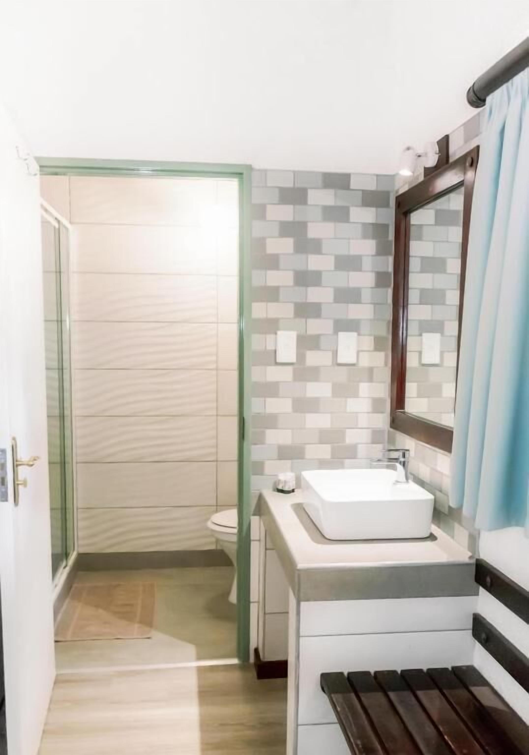 Standard Double or Twin Room, Garden View | Bathroom | Shower, towels, soap, shampoo