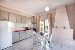 Fridge, oven, toaster, cookware/dishes/utensils - Avra Apartment by RentalsPro (Chaniotis)