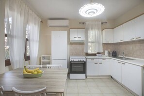Fridge, oven, stovetop, coffee/tea maker - Eria Home by RentalsPro - Trikorfo Halkidiki (Gerakini)