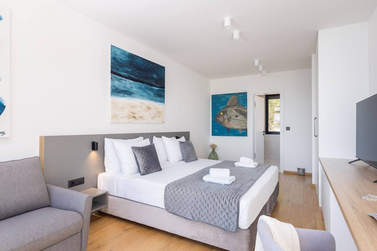 Villa (Five Bedroom Villa with the Pool)