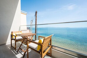 Outdoor dining - Azzurro e Verde Deluxe Suite 4 (Nea Potidaia)