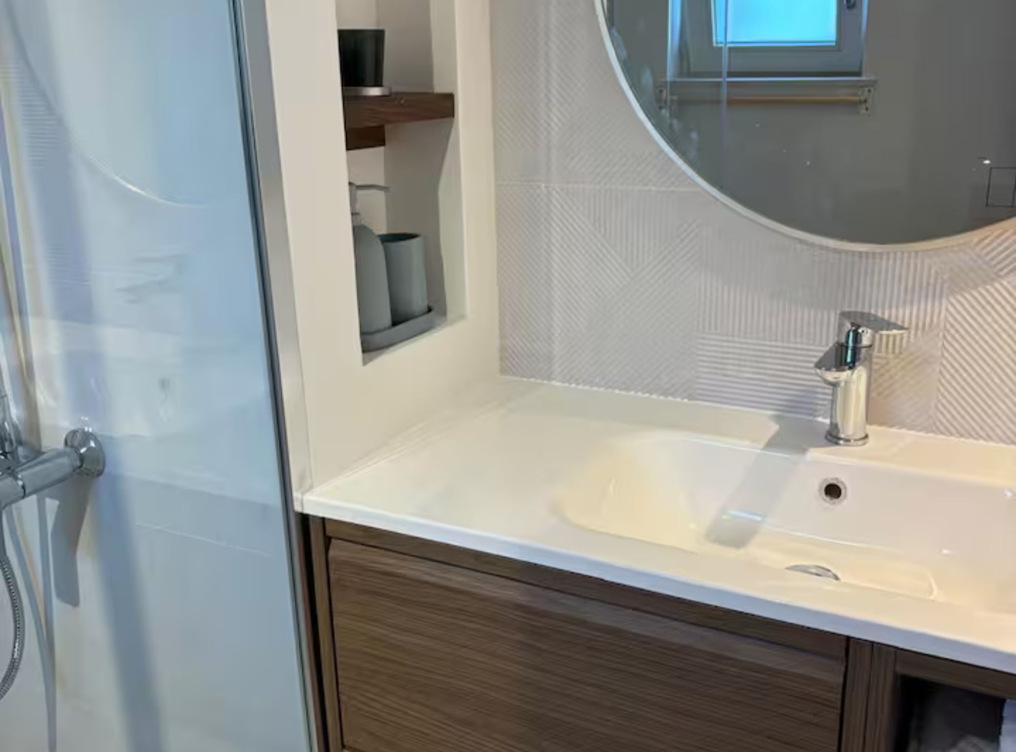 Apartment (One Bedroom Apartment with Balcony) | Bathroom | Shower, towels