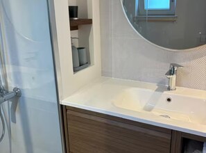 Apartment (One Bedroom Apartment with Balcony) | Bathroom | Shower, towels - Authentic Istrian Apartments Villa Zambratija (Umag)