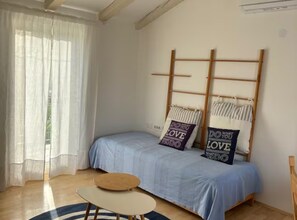 Leilighet (One Bedroom Apartment with Balcony) | Oppholdsrom | En 32-tommers Flatskjerm-TV med Parabol-TV