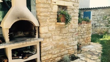 Huoneisto (Two Bedroom Apartment with Terrace an) | Grillaus-/piknikalue