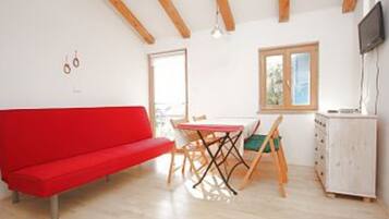 Apartment (One Bedroom Apartment with Terrace) | Wohnzimmer | 32-Zoll-Flachbildfernseher mit Satellitenempfang