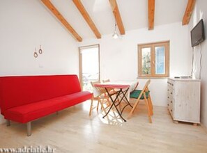 Leilighet (One Bedroom Apartment with Terrace) | Oppholdsrom | En 32-tommers Flatskjerm-TV med Parabol-TV