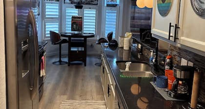 Karaoke, memorabilia, vinyl records, RGB lighting, instruments, garage, patio!!