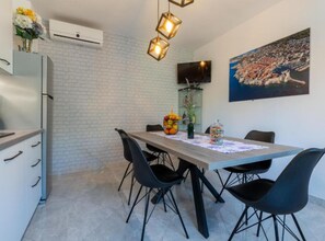 Vila (Three Bedroom Villa with Swimming Poo) | Ruang makan