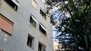 Un edificio a più piani con diverse finestre e un ingresso ben visibile.