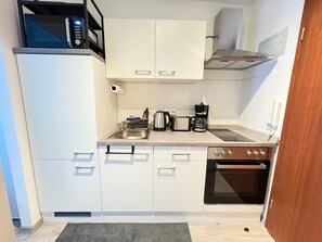 Frigorífico, microondas, horno y placa de cocina
