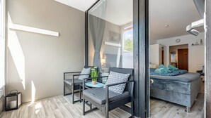 Un salon moderne avec un canapé, une table à manger et une chaise.