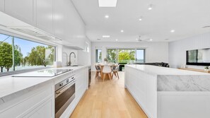 Fridge, microwave, oven, dishwasher - Bella Vista Waterfront (Mulwala)