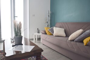 Smart TV, books - Apartment Ponte24 Rome near St.Peter's Basilica and Trastevere (Roma)