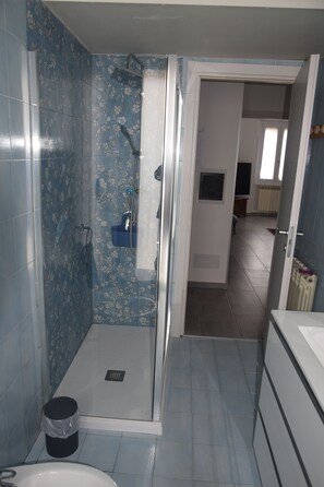 Shower, hair dryer, bidet, towels - Apartment Ponte24 Rome near St.Peter's Basilica and Trastevere (Roma)
