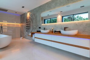 Shower, hair dryer - Villa Isola Bianca with pool - My Rental Homes (Playa De Talamanca)