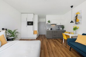 Blackout curtains, free WiFi - Sky Apartments Vlhká  (Brno)
